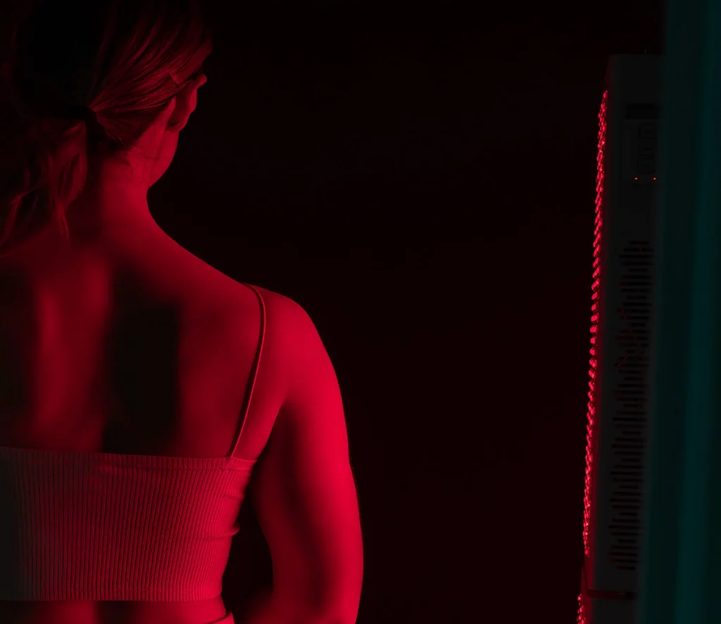 Pomlajevanje kože z rdečo svetlobo.Naravno spodbujanje kolagena v koži.Terapija za sijočo kožo in zmanjšanje vnetij. Glajenje gub. Povečanje kolagena.